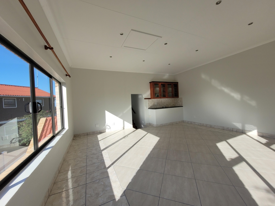 To Let 4 Bedroom Property for Rent in Wavecrest Eastern Cape